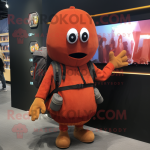 Personaje de disfraz de mascota de Rust Pepper vestido con una sudadera con capucha y mochilas