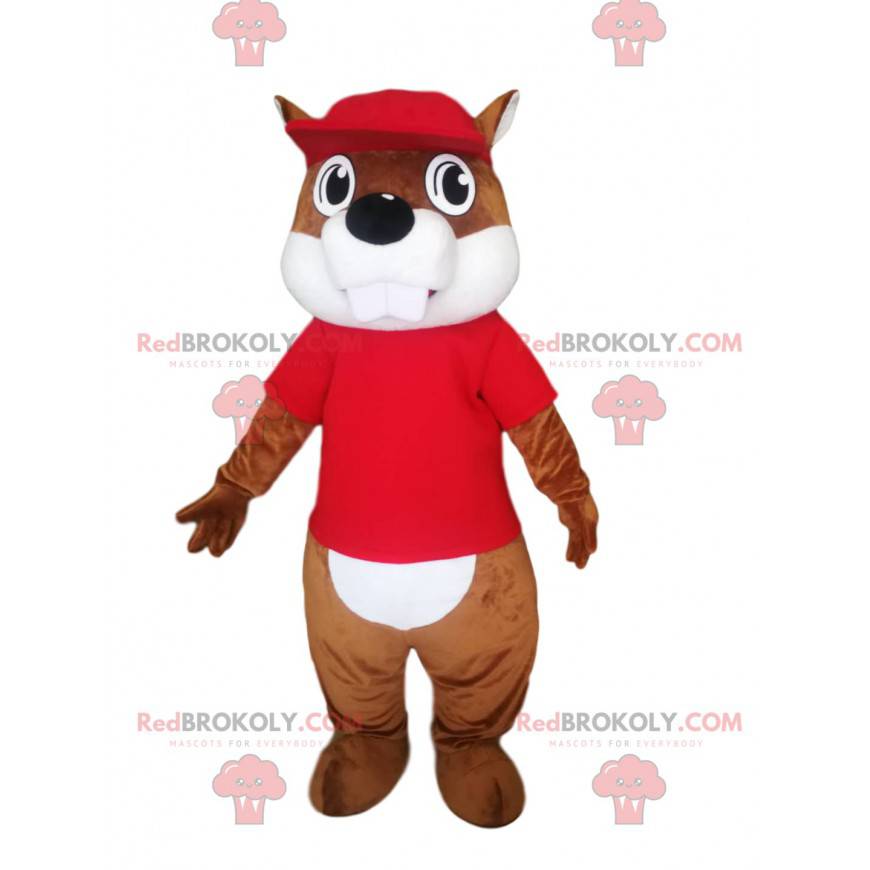 Mascota de castor con una camiseta roja y una gorra. -