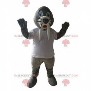 Mascotte di tricheco grigio con una maglia bianca -