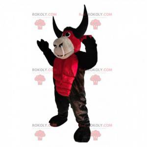 Rotes und braunes Rindfleischmaskottchen mit einem Nasenring -