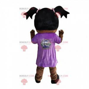 Maskottliten flicka med en purpur tröja och täcken -