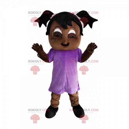 Klein meisje mascotte met een paarse trui en quilts -