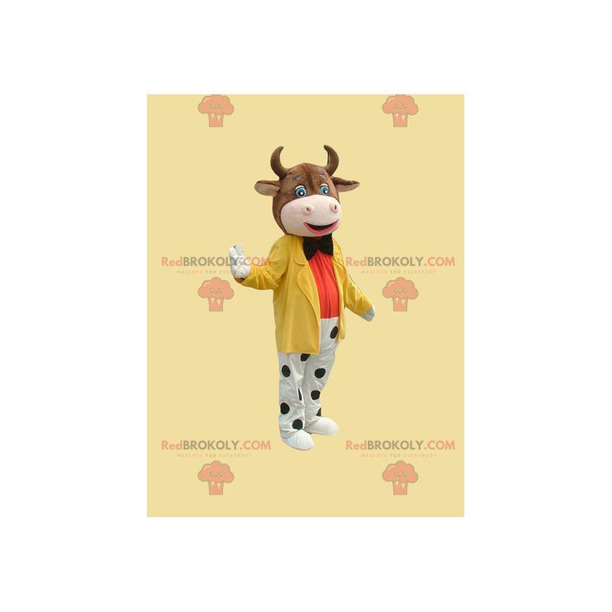 Mascota de la vaca marrón vestida con un traje colorido -