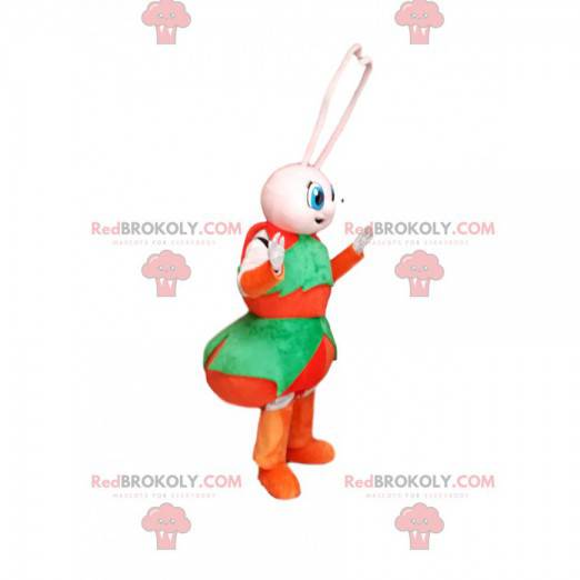 Weißes Ameisenmaskottchen mit einem roten und grünen Outfit -