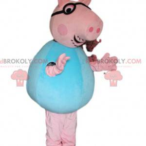 Mascota de cerdo rosa con gafas y una camiseta azul. -