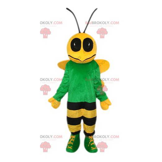 Mascote abelha amarela e preta com uma camisa verde -