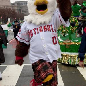 Mascotte d'aigle blanc et marron en tenue de sport avec un kilt