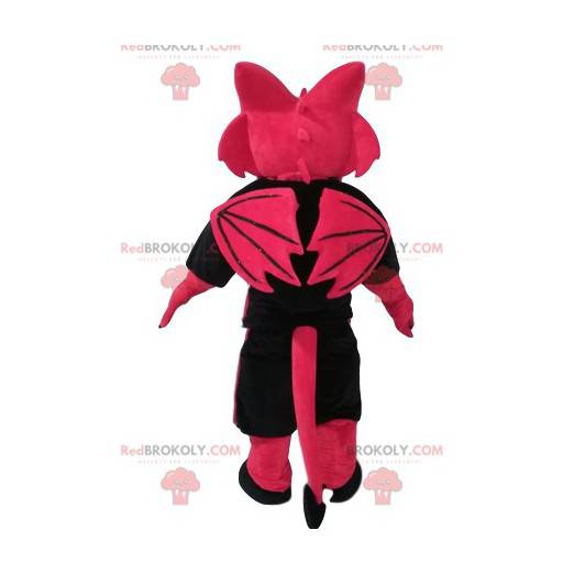 Fuchsia Drachenmaskottchen droht mit einem Unterstützertrikot -