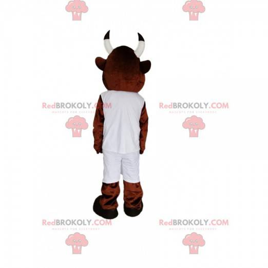 Mascota de vaca marrón con ropa deportiva blanca -