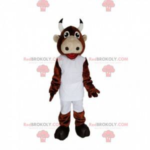 Mascota de vaca marrón con ropa deportiva blanca -