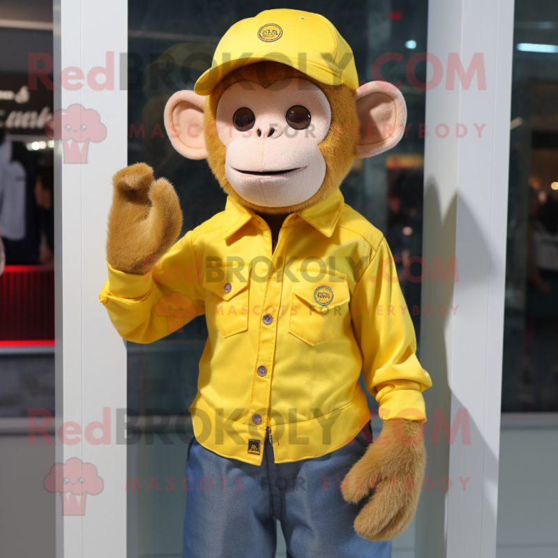 Personaje de traje de mascota de mono amarillo vestido con una camisa Oxford y gorros