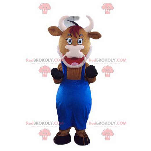 Brązowa krowa maskotka z niebieskim kombinezonem -
