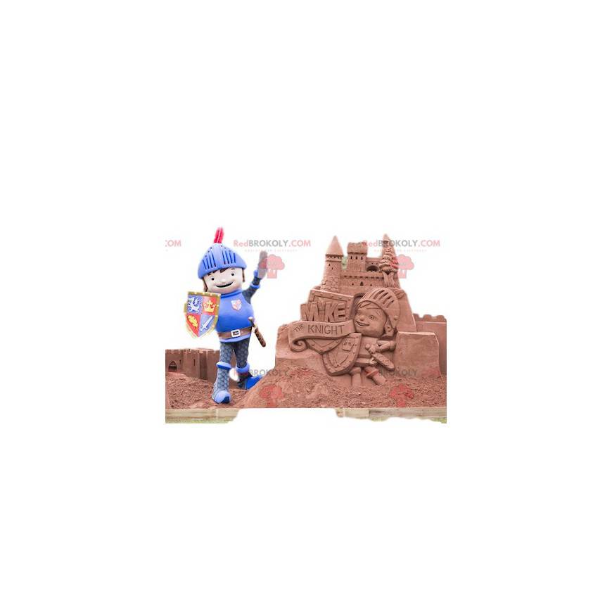 Freundliches Rittermaskottchen mit Helm und Schild -