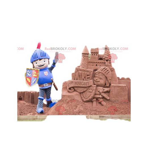 Freundliches Rittermaskottchen mit Helm und Schild -