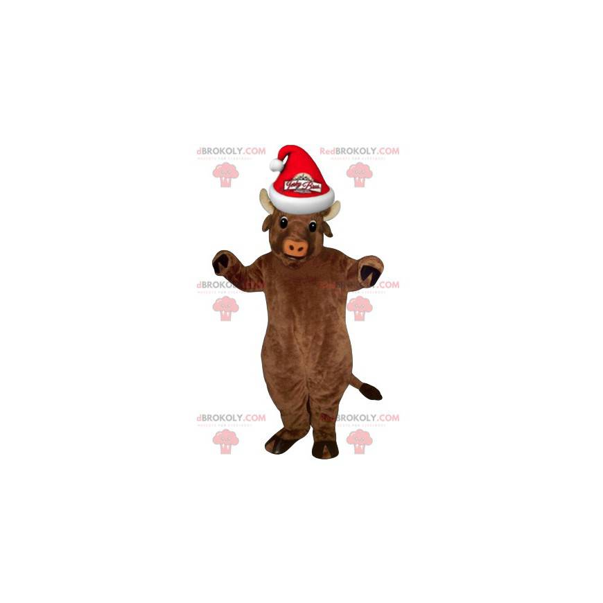 Mascota de vaca marrón muy sonriente con un sombrero de Navidad