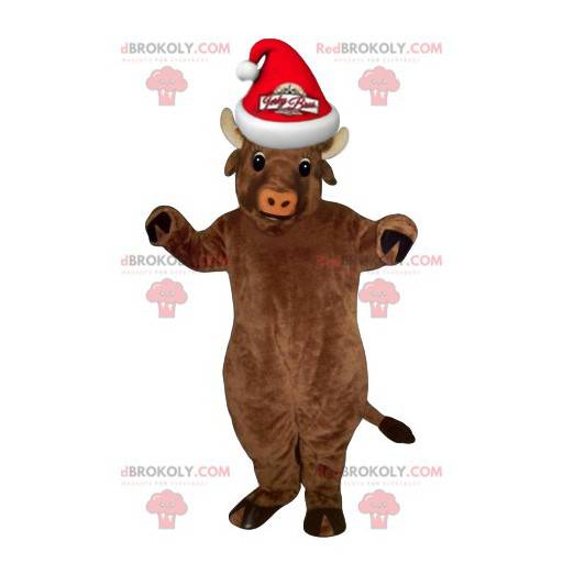 Mascota de vaca marrón muy sonriente con un sombrero de Navidad