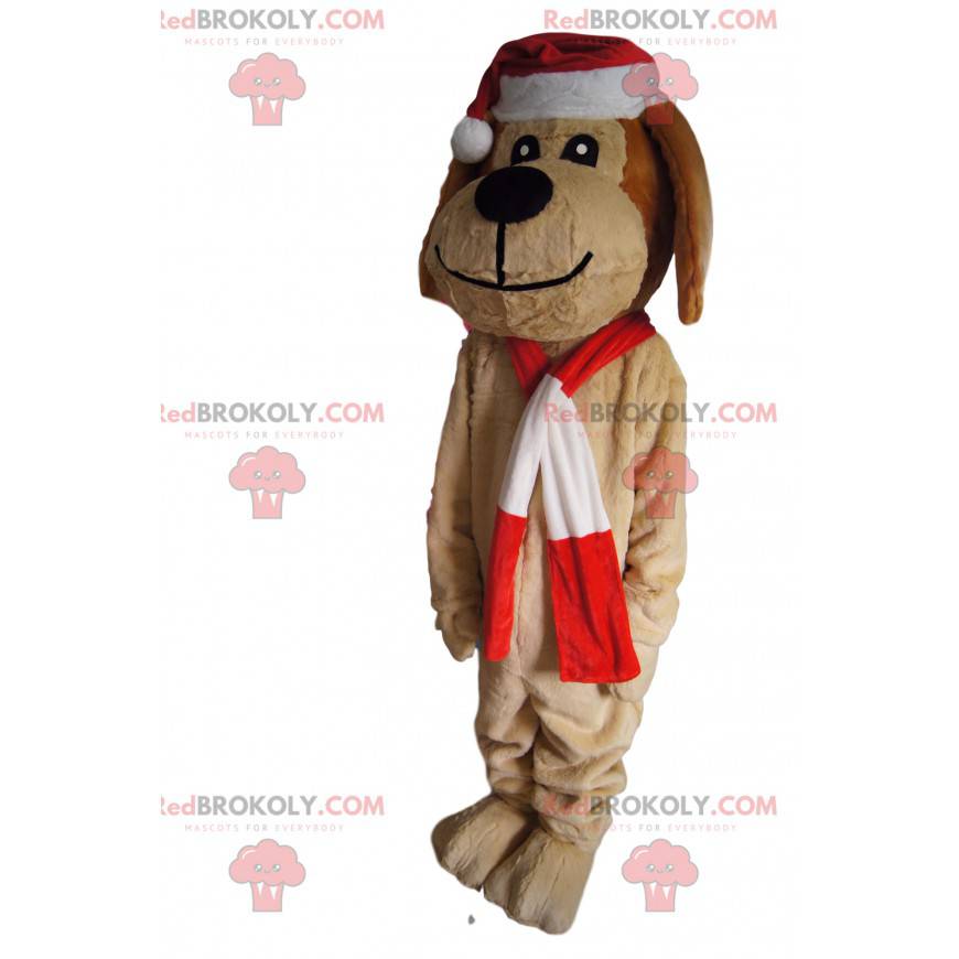 Braunes Hundemaskottchen mit einer Weihnachtsmütze -