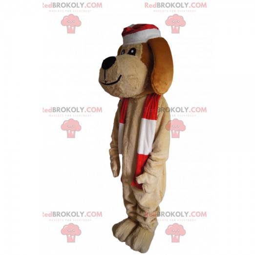 Braunes Hundemaskottchen mit einer Weihnachtsmütze -