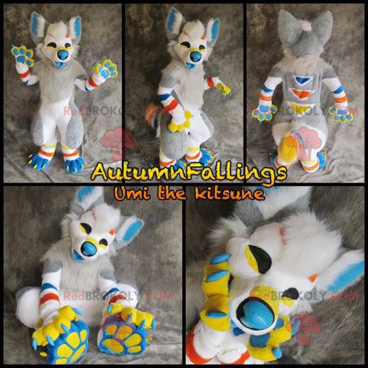 Mascote cão cinza branco azul e amarelo todo peludo -