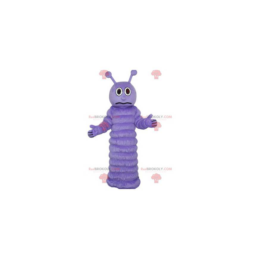 Mascotte de chenille mauve avec un regard étonné -