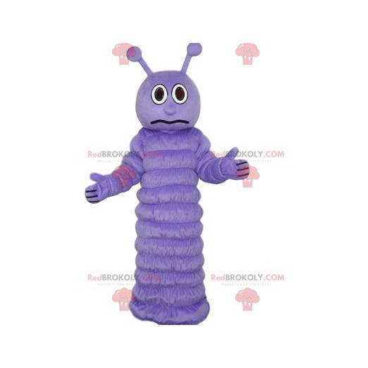 Mascotte de chenille mauve avec un regard étonné -