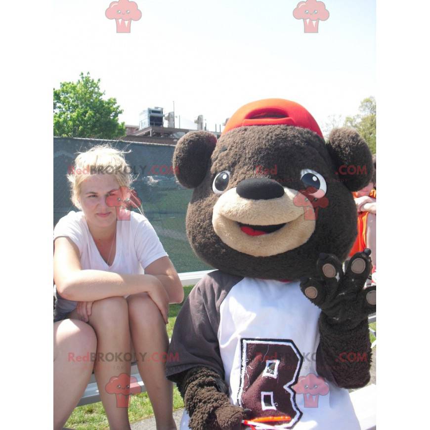 Mascotte de nounours marron avec une casquette et un t-shirt - Mascotte de nounours marron avec une casquette et un t-shirt -