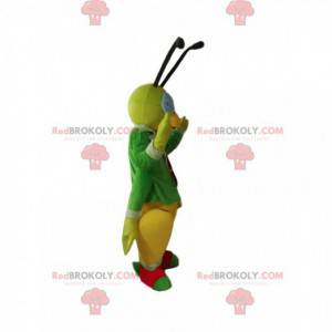 Mascotte locusta verde con un costume elegante. - Redbrokoly.com
