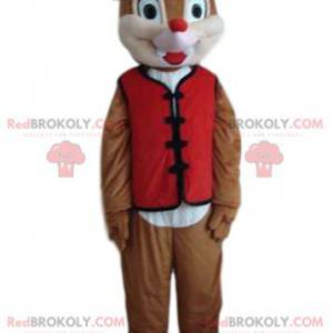 Kleine eekhoornmascotte met een rood vest en een hoed -