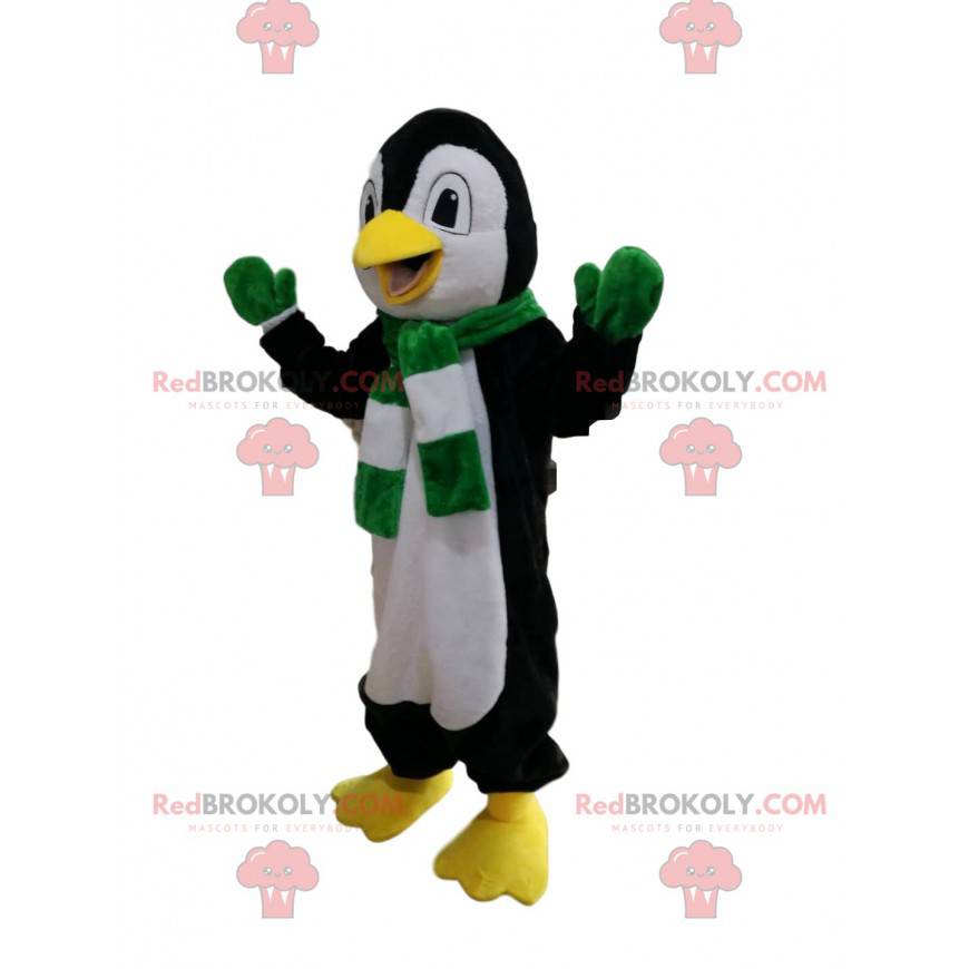 Mascota de pingüino blanco y negro con una bufanda verde y