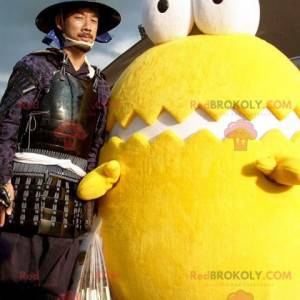 Mascot huevo amarillo y blanco gigante con ojos grandes -