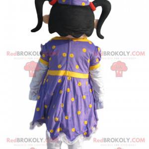 Mascota de hadas con un vestido morado con lunares amarillos -