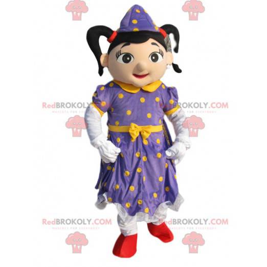 Feenmaskottchen mit einem lila Kleid mit gelben Tupfen -