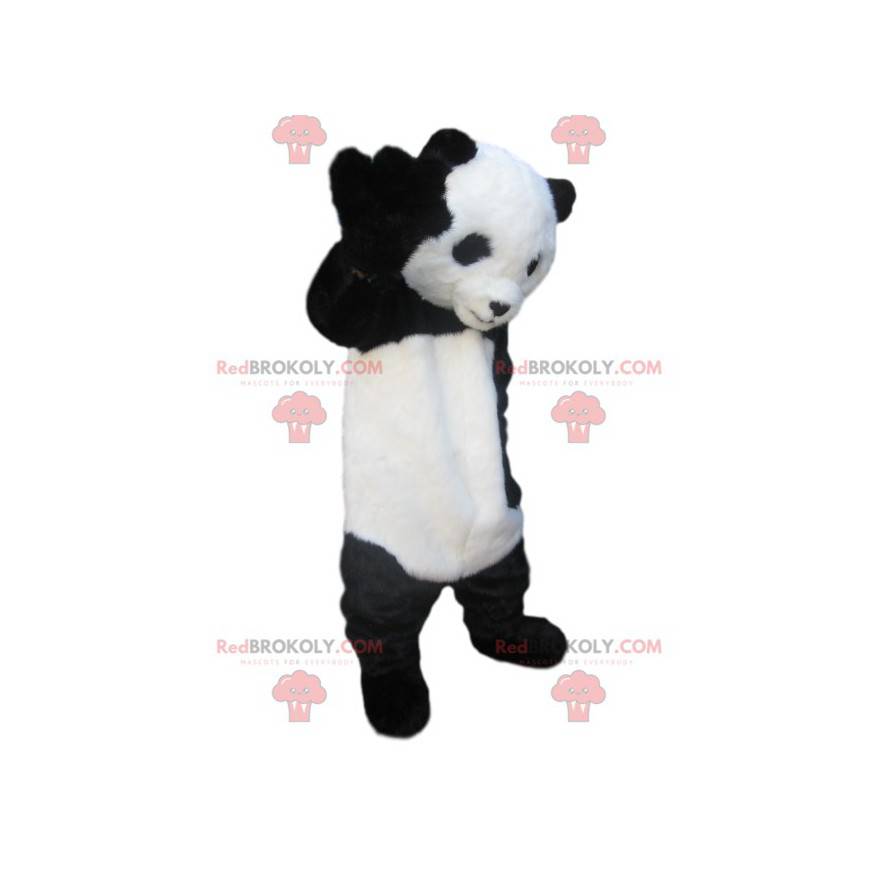 Mascote do panda preto e branco com um olhar comovente. -