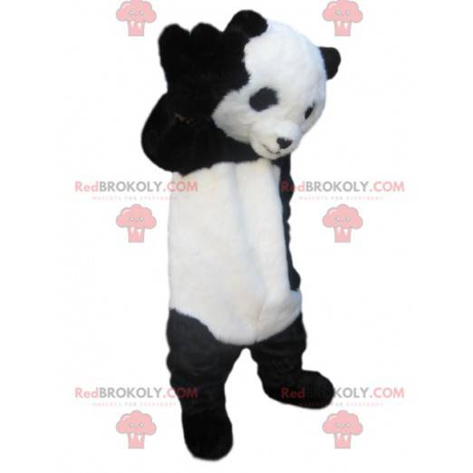 Czarno-biała maskotka panda o wzruszającym wyglądzie. -