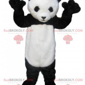Czarno-biała maskotka panda o wzruszającym wyglądzie. -