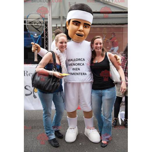 Sportler Tennisspieler Maskottchen in weißen Kleidern -