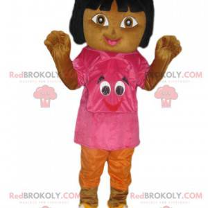 Mascote Dora the Explorer com uma t-shirt e uma mochila fúcsia