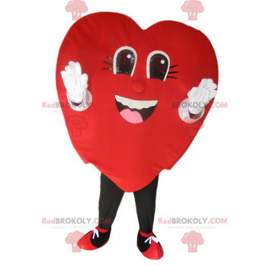 Mascota de corazón de terciopelo rojo muy sonriente -