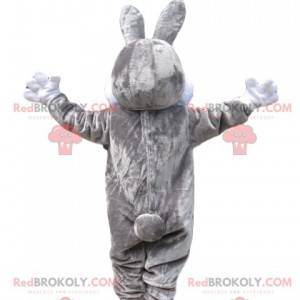 Mascotte de lapin gris et blanc avec un large sourire -