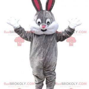 Mascotte de lapin gris et blanc avec un large sourire -