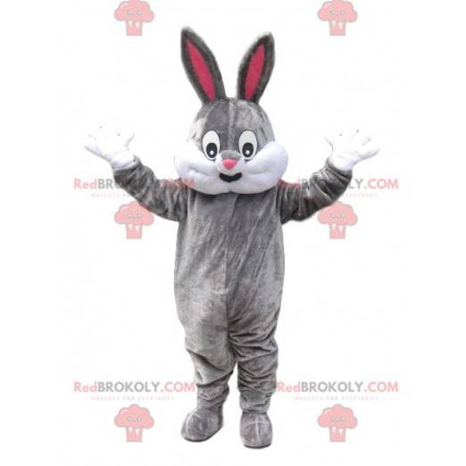 Mascotte de lapin gris et blanc avec un large sourire -