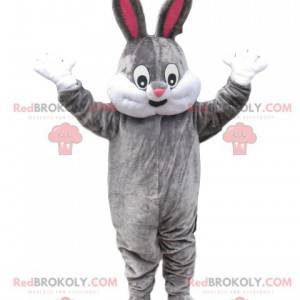 Mascotte de lapin gris et blanc avec un large sourire -