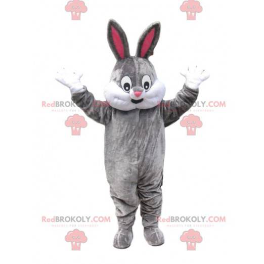Graues und weißes Kaninchenmaskottchen mit einem breiten