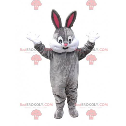 Grå og hvid kanin maskot med et bredt smil - Redbrokoly.com
