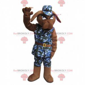 Rozzlobený hnědý pes maskot s vojenským oblečením -