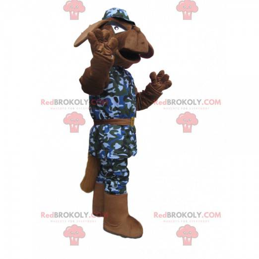 Mascotte arrabbiata del cane marrone con un vestito militare -