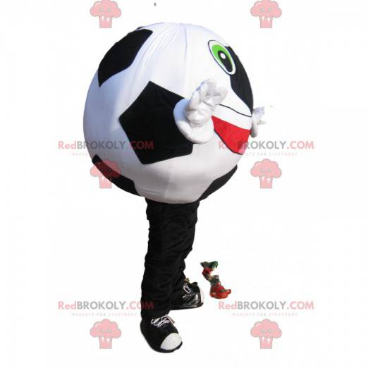 Mascote da bola de futebol preto e branco muito entusiasmado -