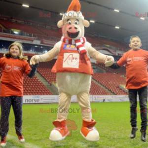 Mascotte de mouton avec une écharpe un pull et une casquette -