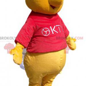 Mascote do ursinho Pooh com uma camisa vermelha - Redbrokoly.com