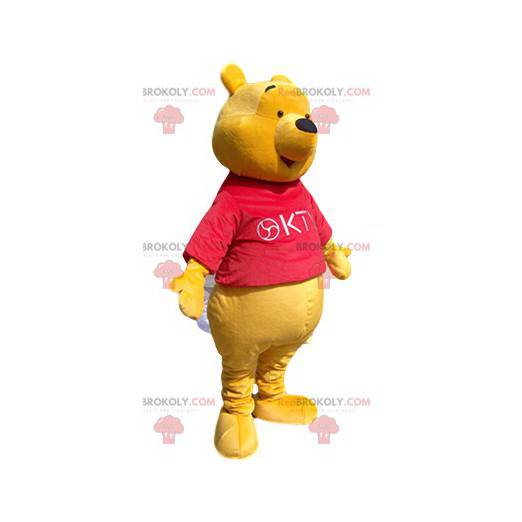 Mascota de Winnie the Pooh con una camiseta roja -